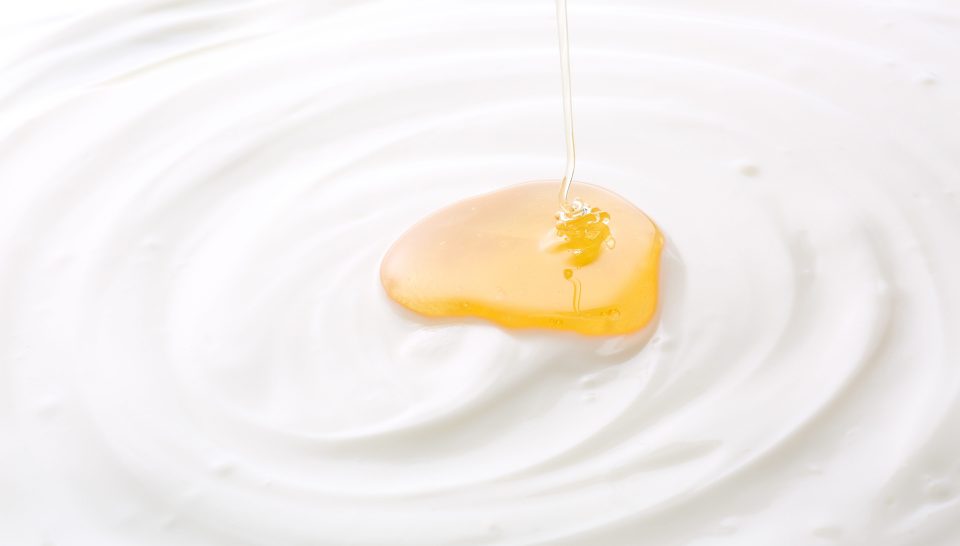 Cosmétiques maisons : masque crème fraîche-miel huile essentielle