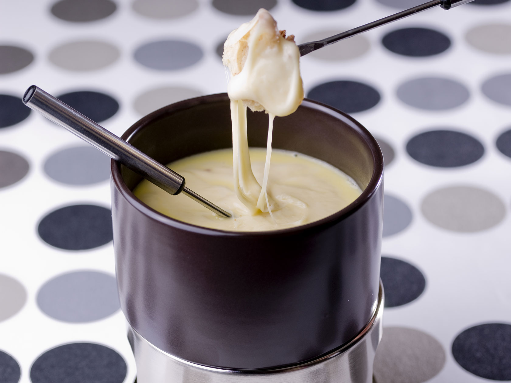 C'est le moment de fondre pour la fondue savoyarde ! : Femme