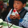 Enfant japonais buvant du lait.