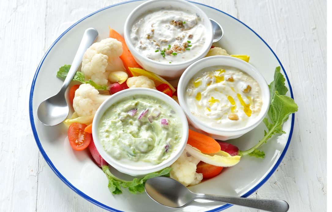 Salade accompagnée de yaourt en sauce