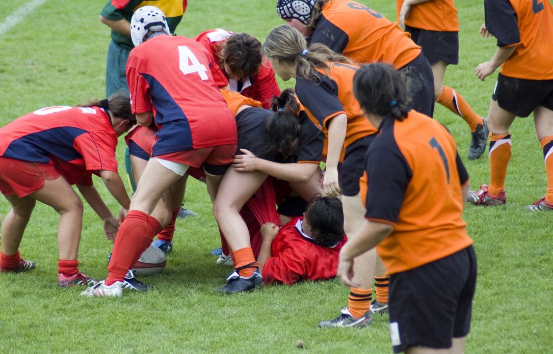 Mêlée spontanée en rugby féminin