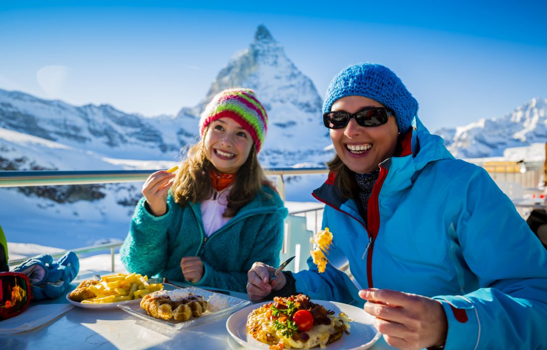 dejeuner en famille au ski