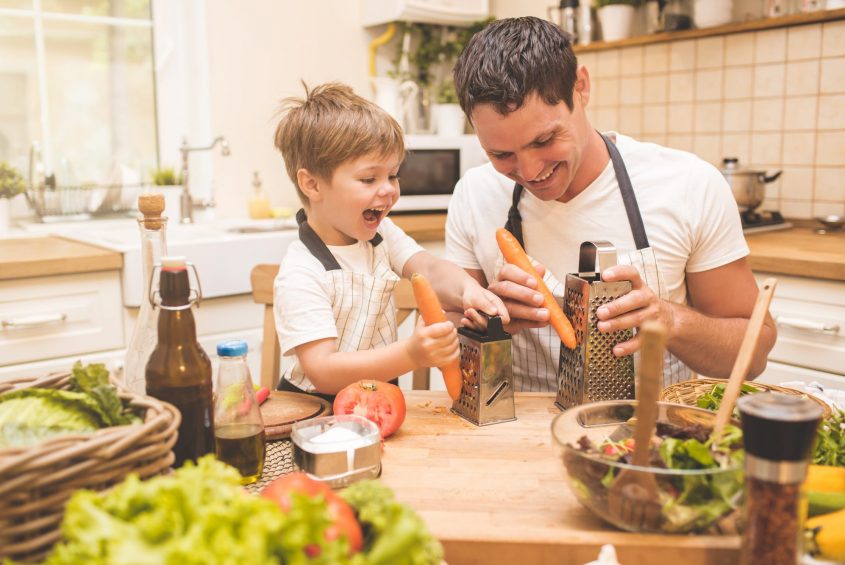 Père et fils en cuisine