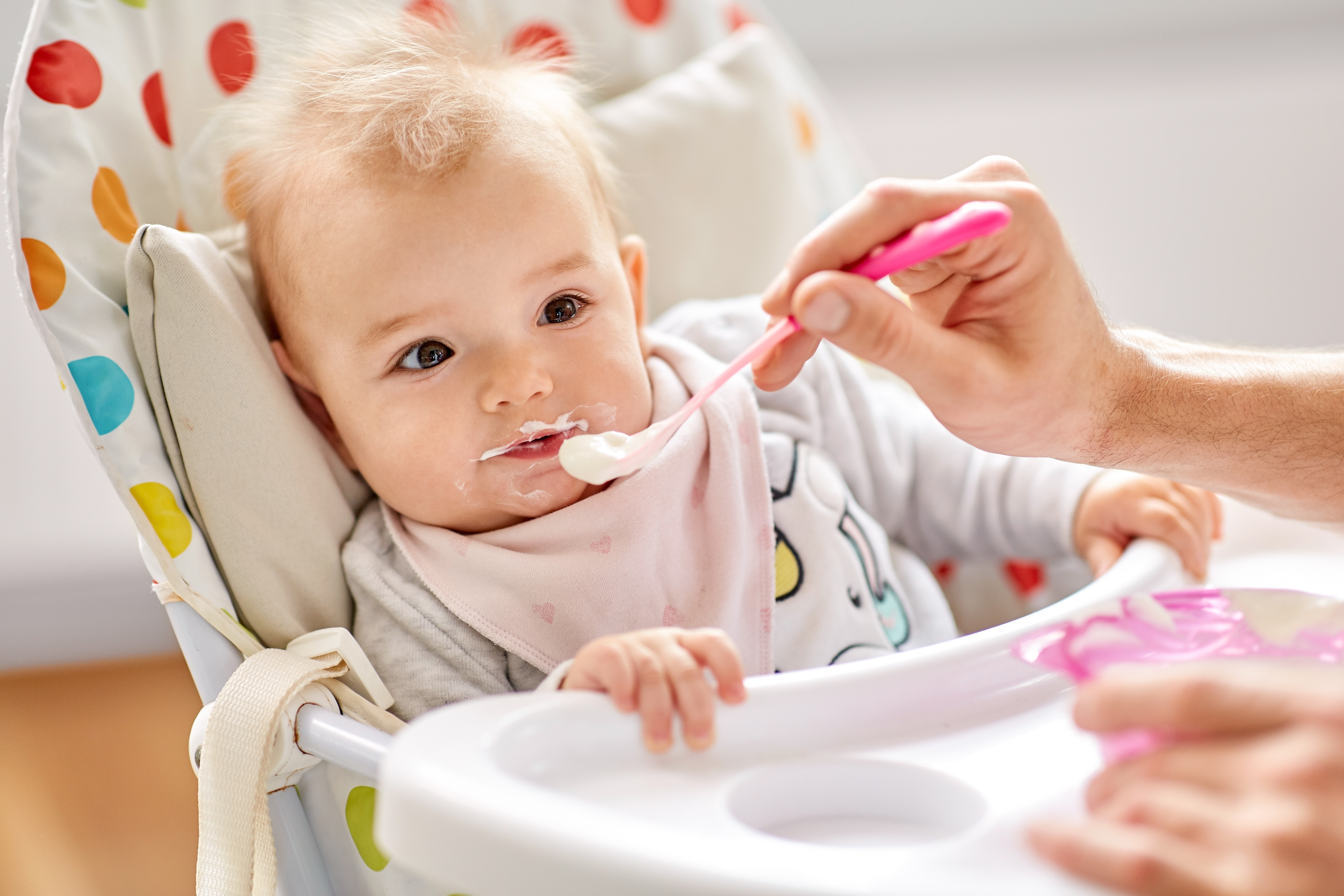 Alimentation bébé 10 mois : quelle quantité de nourriture et de lait  faut-il lui donner ?
