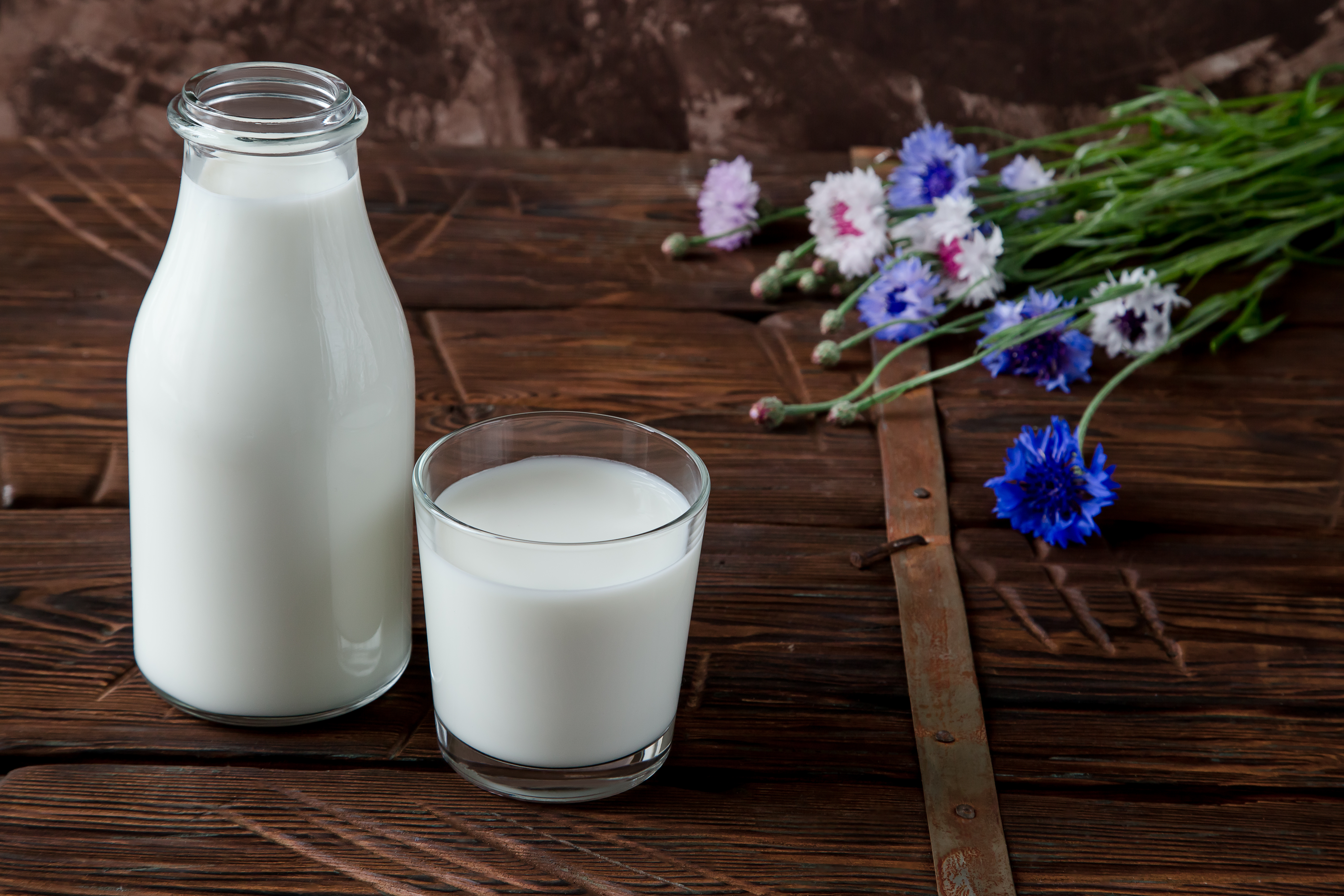 There are some milk in the glass. Стакан с молоком на деревянном столе. Детская бутылка молока на столе. Гречневое молоко в стекле. Milky Lab.