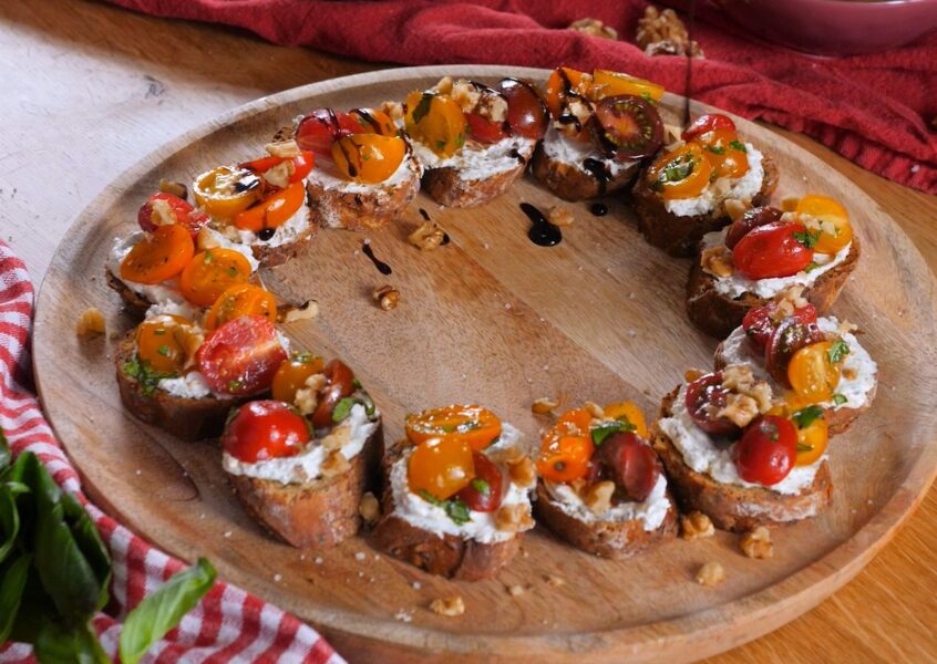 Couronne de pain, fromage frais et tomates cerises