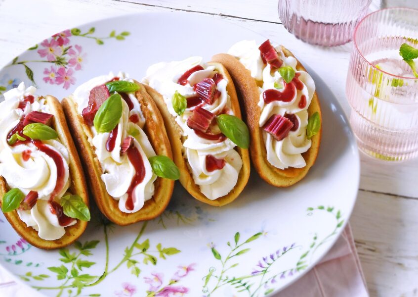 Pancakes chantilly basilic et sa compotée de rhubarbe