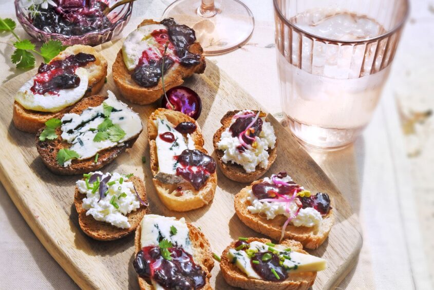 Tartines fromagères et compotée de cerises