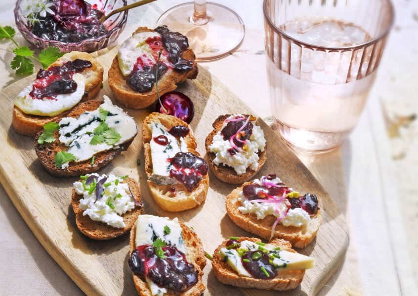 Tartines fromagères et compotée de cerises